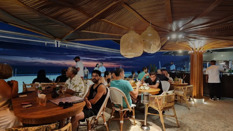 marrom e branco moderno viagens cupom de desconto post para instagram (2)